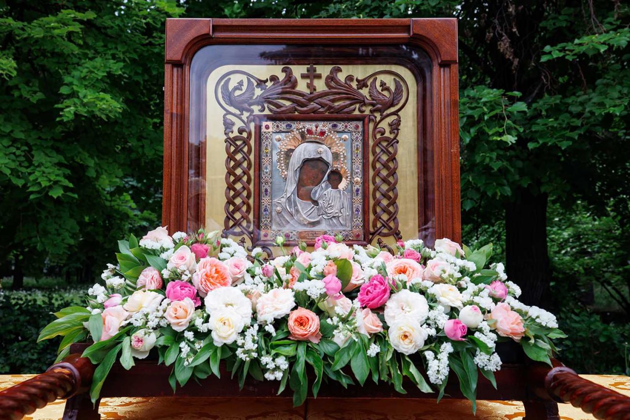 Сегодня, 12 мая, проходит крестный ход с Жадовской иконой Божией Матери. Это священное событие станет возможностью объединиться в молитве и укрепить нашу веру.Пусть молитва и благословение Божией Матери сопутствуют нам на этом пути..