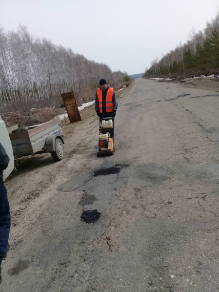 Приведение в нормативное состояние дорог после зимнего периода на территории Вешкаймского района.